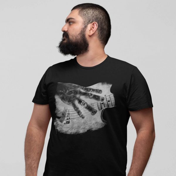 Camiseta unisex décadas de guitarra de rock negra y un hombre barbudo mirando de lado en un estudio