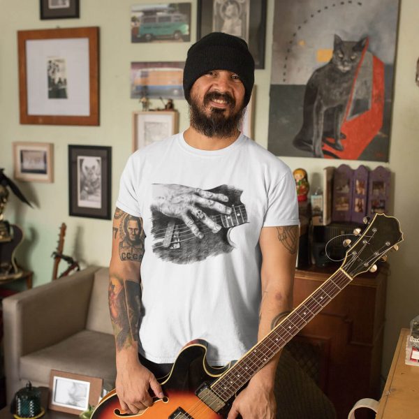 Camiseta unisex décadas de guitarra rock blanca y un hombre con su guitarra eléctrica en casa