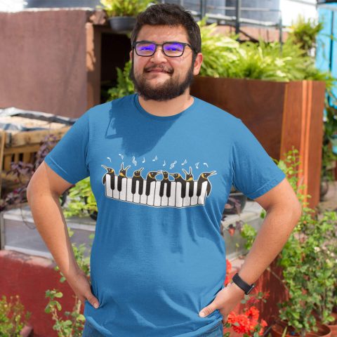 Camiseta unisex el gran coro de pingüinos azul real y un joven en la azotea