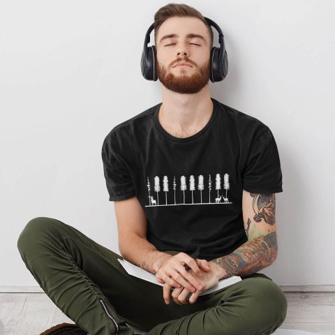 Maglietta unisex il suono dei pini nera e un uomo tatuato che ascolta musica mentre lavora sul pavimento