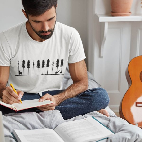 Camiseta unisex el sonido de los pinos blanca y un hombre estudiando o componiendo música en su habitación