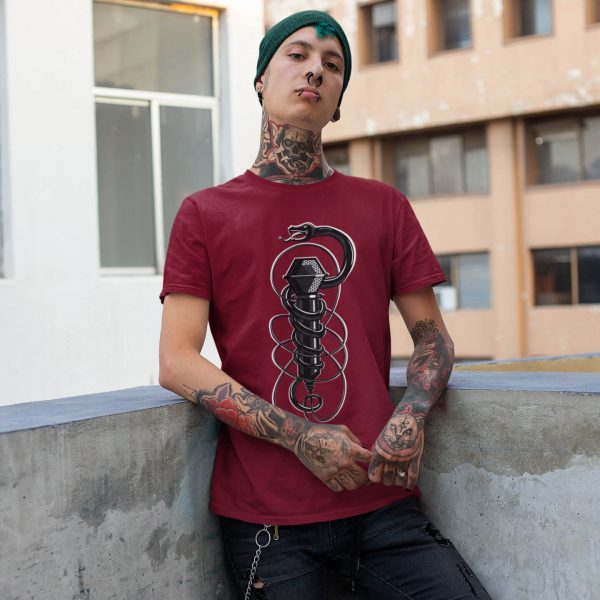 Camiseta unisex letra de serpiente venenosa burdeos y un hombre punk con tatuajes en un entorno urbano