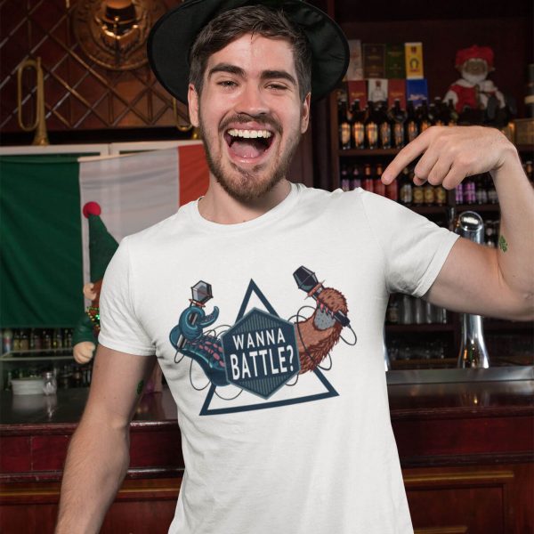 Maglietta unisex Wanna Battle bianca e un uomo sorridente che indica la sua maglietta nel pub