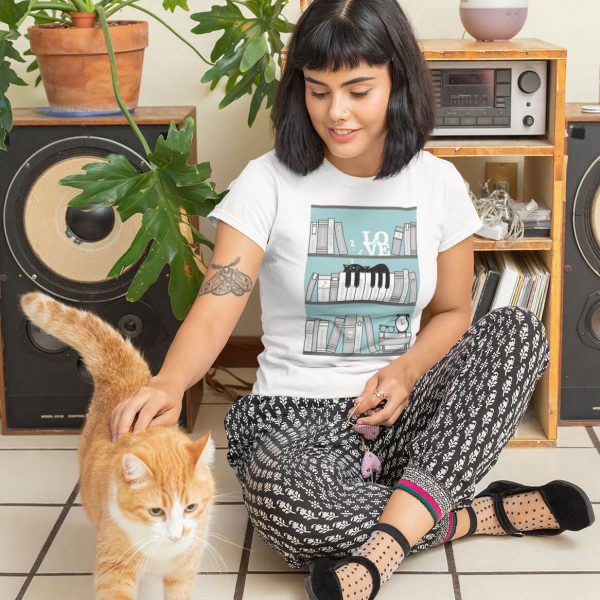 Camiseta de mujer Las canciones de gatos son las mejores blanca y una mujer y su gato en casa frente a un estéreo