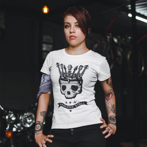Camiseta de mujer reyes del hard rock blanca y mujer motera con múltiples tatuajes