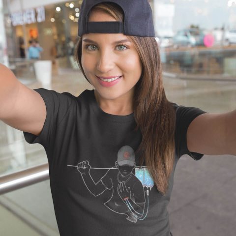 Camiseta de mujer musicoterapia intravenosa negra y chica con sombrero y camiseta en el centro comercial