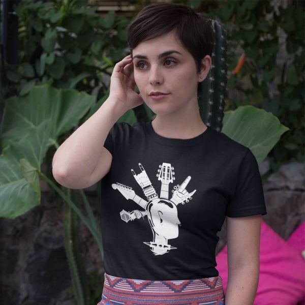 Maglietta da donna punk rock nella mia testa nera e una ragazza dai capelli corti in piedi di fronte alle piante