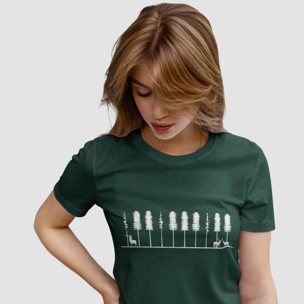 Camiseta de mujer el sonido de los pinos verde esmaltado y una mujer rubia mirando su camiseta