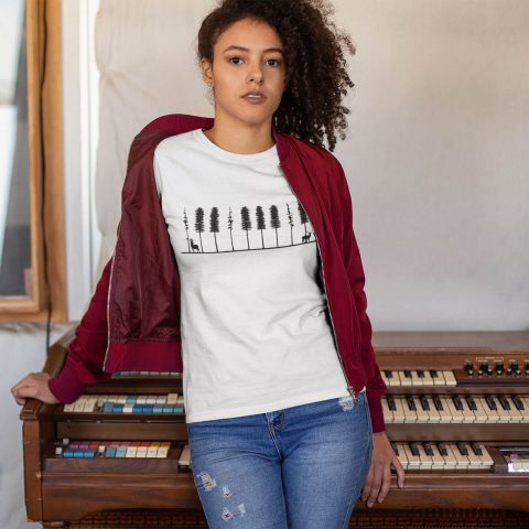 Maglietta da donna il suono dei pini bianca e una ragazza dai capelli ricci che si appoggia su un vecchio pianoforte