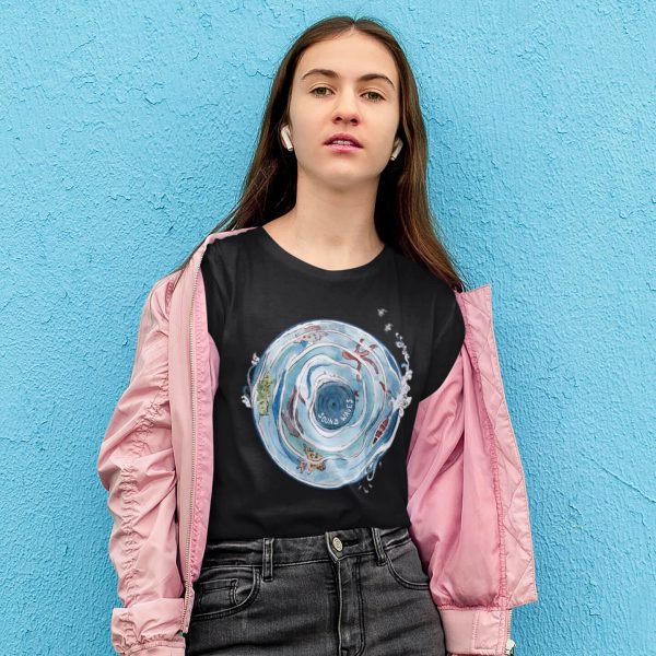 Camiseta de mujer disco de vinilo Sound Waves negra y mujer joven apoyada en una pared azul